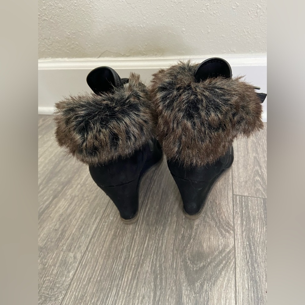 Merona Black Suede Faux Fur Wedge Laced Booties Size 8 - Picture 3 of 10